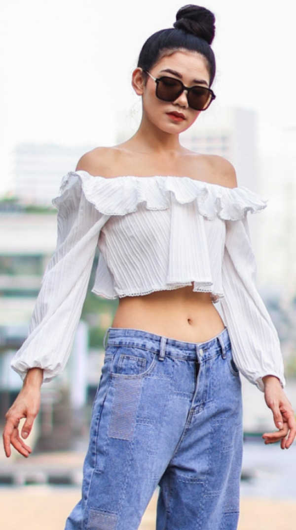Atasan off shoulder dengan aksen kerut di pinggang